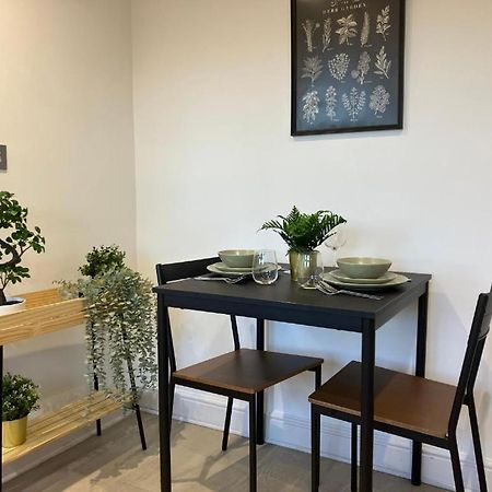 Awesome Refurbished 1 Bed Flat Few Steps To High St ! - 2 East House Apartment Epsom Exterior photo