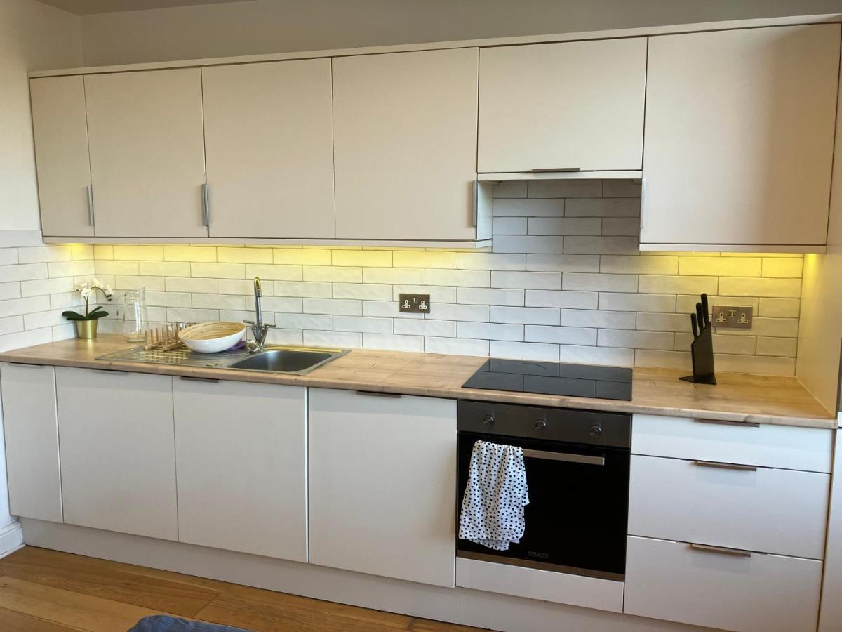Awesome Refurbished 1 Bed Flat Few Steps To High St ! - 2 East House Apartment Epsom Exterior photo